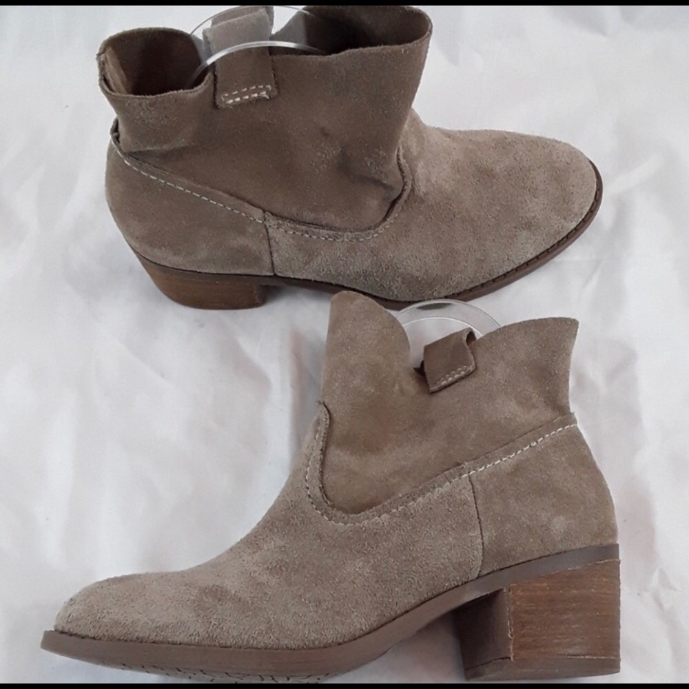 *NEW* Carlos Santana suede ankle booties size 7